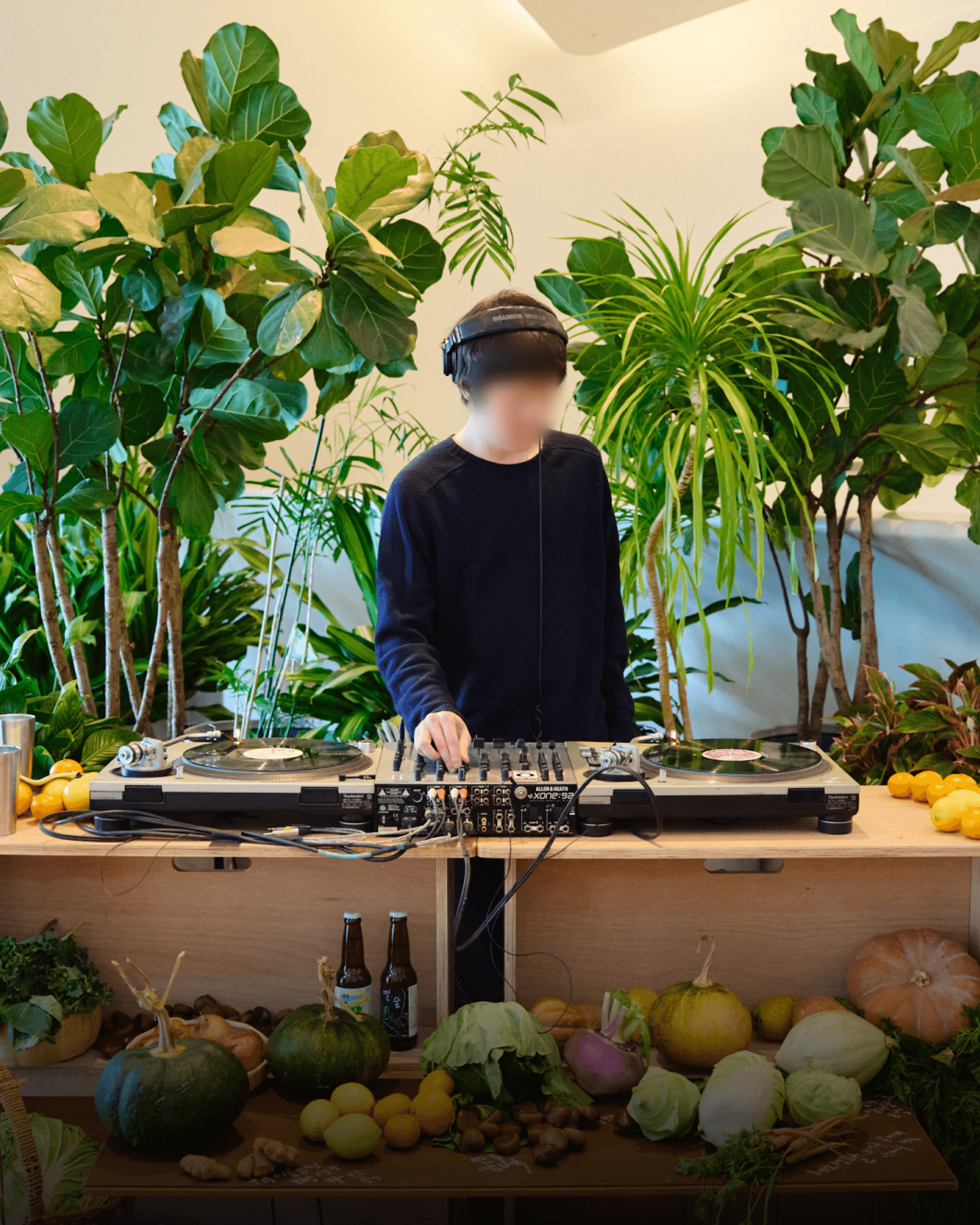 커피와 음악을 담은 테이블